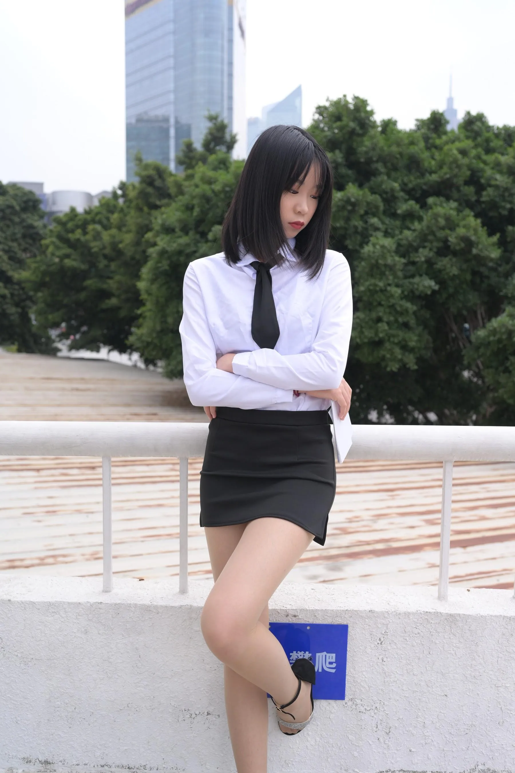 [魔镜街拍] NO.084 程生街拍-商城推销美女长腿肉丝制服 [456P]插图2